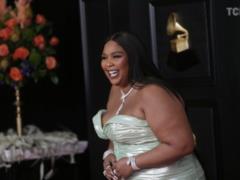 Пышнотелая Lizzo станцевала тверк в бикини, пока толпа мужчин обливала ее ягодицы шампанским