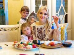 Ирина Федишин показала, как с сыновьями разрисовала писанки