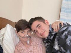 Роман Сасанчин показал, как его мама учится ходить после двух месяцев борьбы с COVID-19