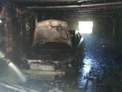 В Харькове горел гараж: владелец получил ожоги
