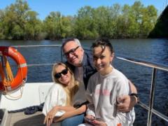 Вера Брежнева показала, как с сестрой Меладзе отпраздновала его 58-летие на яхте