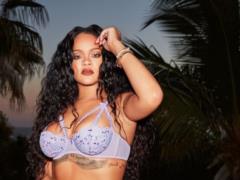 Appetizing Rihanna in a knitted mini dress showed lush hips