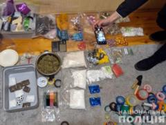 В Киеве задержали харьковчанку, которая продавала наркотики по всей стране
