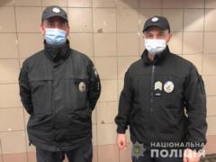 Полицейские помогли женщине, которая родила в переходе столичного метро