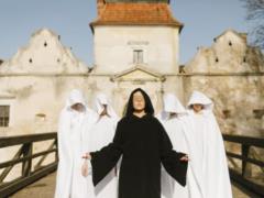 Alyosha без макияжа сняла мистический клип в старинном замке под Львовом