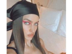 Зухвала Ірина Шейк в білих стрінгах похвалилася пружними сідницями