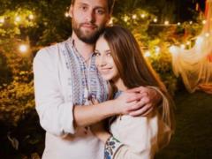 Ведущая шоу  Твій день  Ровинская поделилась свадебными фото в честь Дня вышиванки