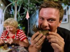 Мандруй Україною з Дмитром Комаровим : ведущий приготовит суп из крокодила и покажет Змеиный остров