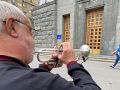 Трубач, которому запрещают выступать в саду Шевченко, сыграл под окнами Харьковского горсовета