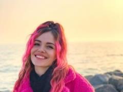 Беременная MamaRika обтягивающим малиновым платьем подчеркнула животик