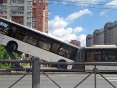 Фотофакт: Автобус в Петербурзі  