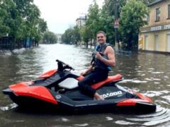 Житомир затопило, люди передвигаются вплавь на матрасах и гидроциклах