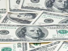 Доллар дешевеет в Украине четвертый день подряд