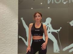 Ani Lorak in a sports top and leggings boasted a slim figure