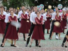 Для восьми тысяч харьковских выпускников прозвучал последний звонок