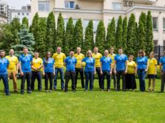 Сотрудники посольства США примеряли новую форму сборной Украины