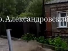 В Изюме сильный ливень смыл асфальт