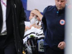 Футболиста сборной Дании Эриксена унесли с поля, судья прервал матч