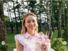 Беременная жена Виктора Павлика в легком белом платье показала, как 27-летие отпраздновала