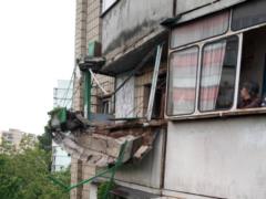 В Киеве обвалился балкон с почти тонной грунта