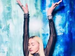 62-річна Мадонна в шкіряному ліфі і трусах випнула на камеру чималу груди