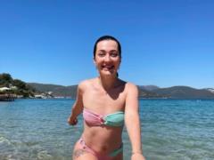 Снежана Бабкина в красочном бикини продемонстрировала фигуру без фотошопа