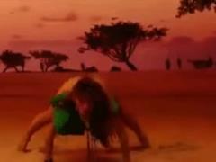 Регина Тодоренко показала аппетитные ягодицы и африканские танцы в новом клипе