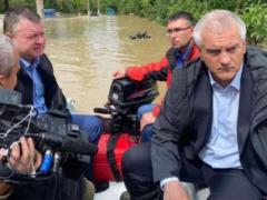 В оккупированном Крыму затопило Керчь, Аксенов плыл по улицам на лодке