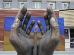 В Киеве поставили памятник медикам, умершим от COVID-19
