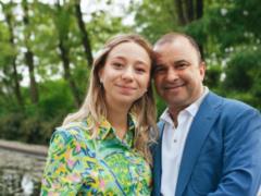 Дружина Павлика відповіла на звинувачення про те, що піариться на своїх пологах
