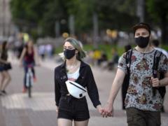 ВОЗ призвала полностью вакцинированных людей продолжать носить маски