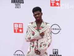 Lil Nas X приголомшив пристрасним поцілунком з чоловіком на сцені