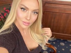 Olya Polyakova charmed her 9-year-old daughter with an adult look:  