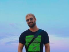 Віталій Козловський випустив новий кліп, в якому зачарував фанаток стильним чином