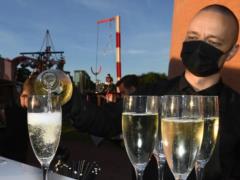 Производитель шампанского Moet Hennessy согласился отправлять в РФ  игристое вино 
