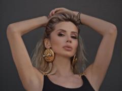 Светлана Лобода в черном боди эротично выгнулась и показала бедра
