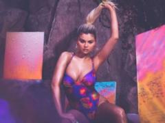 Appetizing Selena Gomez in a swimsuit showed her real figure without photoshop