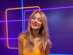 TAYANNA похвасталась стройными ножками в платье с высоким разрезом