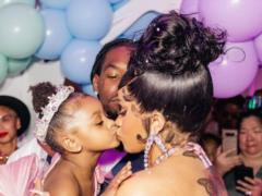 Cardi B подарила дочери на 3-летие массивное ожерелье с бриллиантами