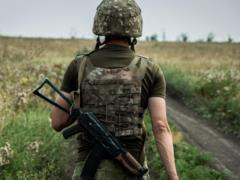Двое украинских воинов получили ранения в результате вражеских обстрелов на Донбассе