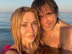54-летняя Ольга Сумская в бикини станцевала на пляже для мужа-именинника