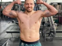 Трудно узнать: Усик подстригся налысо перед поединком против Джошуа