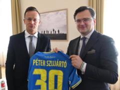Кулеба подарил Сийярто форму украинской сборной