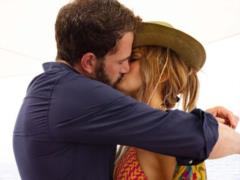 Lopez officially confirms reunion with Affleck photo of their hot kiss