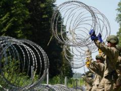 Литве не хватило колючей проволоки для заграждения от нелегальных мигрантов на границе с Беларусью