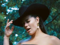 Беременная модель plus-size Эшли Грэм полностью обнажилась в поле