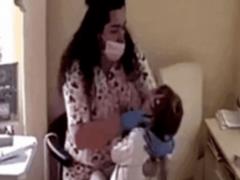Стоматолога из Ровно, которая избивала детей, лишили лицензии