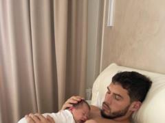Никита Добрынин растрогал видео, как зацеловывает крошечного сына