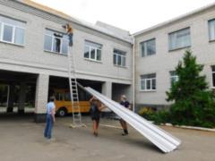 В лицее на Харьковщине к новому учебному году ремонтируют кровлю