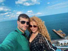 Алина Гросу очаровала романтическими фото с 37-летним бойфрендом на фоне моря